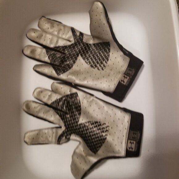 Underarmour football gloves - Picture 1 of 2